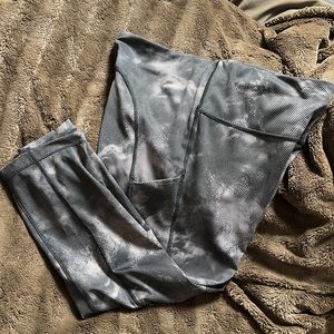 ATHLETA Ultimate Stash Pocket Printed Capri Sz Large